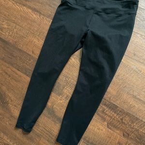 Black 7/8 length fabletics powerhold legging